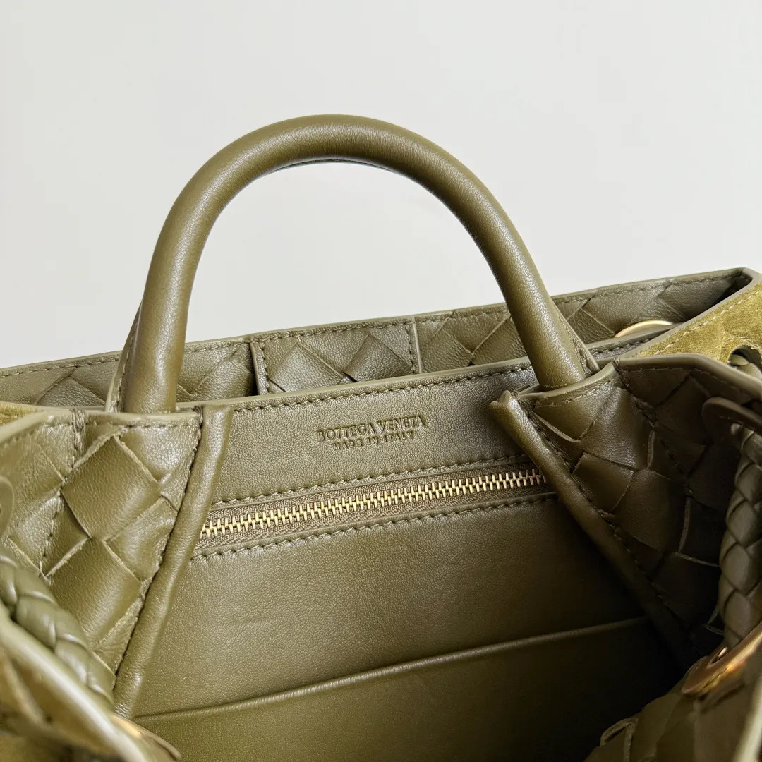 The new Andiamo batch of 3060 BV is shipped‼ ️The classic intercciato weaving process is used to create a soft bag, the metal knot is made of micro-cast aluminum using jewelry technology🪢, and the decorative beads are made of metal and hand-polished oak, allowing you to jump repeatedly between elegance and fun💃, making it unpredictable. Classic and versatile, it shows off your temperament, and the bag has a large capacity, making it very convenient for daily commuting! It has a variety of carrying methods, the shoulder straps can be adjusted by yourself, the original lambskin feels soft and delicate, and the unisex style breaks gender boundaries and brings a more practical and long-lasting use experience. The Andiamo, which has both elegant and casual styles, perfectly interprets the "fashionable old money style". Style number: 743568+wood hardware Color: suede olive oil green Size: 25*22*10.5cm
